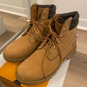 Preloved Timberland boots size 9.5 color TAN